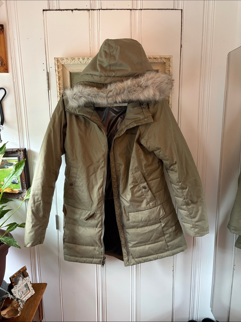 Columbia Olive Green Hooded Puffer Coat with Faux Fur Trim omni heat